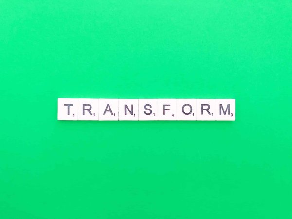 Quelles sont les astuces pour rendre une tenue décontractée plus formelle en un instant ?