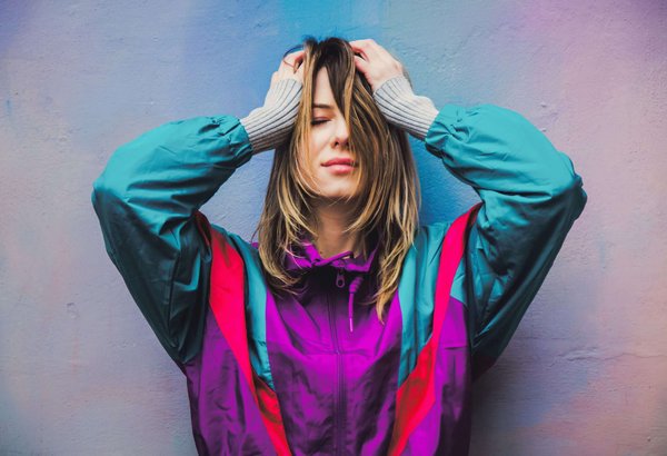 Quelles sont les meilleures façons de styliser une salopette pour un look féminin ?