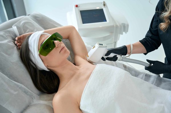 Débarrassez-vous efficacement de vos poils indésirables avec une épilation laser à Marseille