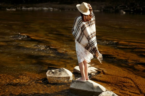 Poncho bohème pour femme : Comment le porter correctement ?